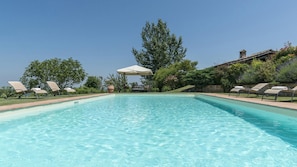 A clear swimming pool with lounge chairs and a gazebo. - Tr-i381-vena0at - Casale al Doglio 6 1 (San Venanzo)