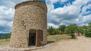 A stone tower with a wooden door and a lantern. - Ar-d077-lper0at - La Torretta 10 (Cortona)