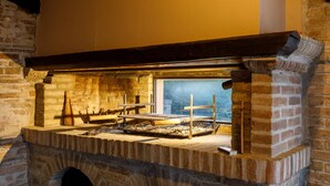 A brick oven with a wooden structure above it, likely used for cooking or baking. - Villino Bruna 6 in Bertinoro (Bertinoro)