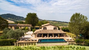 A villa with a swimming pool, outdoor seating, and a view of the countryside. - Villino Bruna 6 in Bertinoro (Bertinoro)