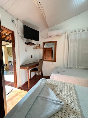 Caja de seguridad en la habitación y tabla de planchar con plancha