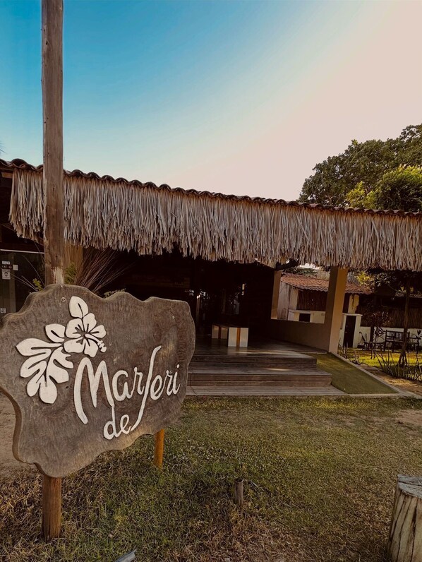 A rustic building with a thatched roof and a sign reading "Marjori de". - Mar de Jeri (Jijoca de Jericoacoara)