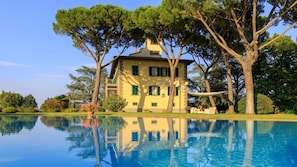 A yellow villa with a swimming pool, surrounded by trees and greenery. - Villa Beltrami 14 in Bagnolo-cantagallo (Impruneta)