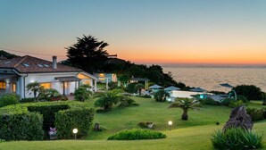 A coastal property with a house, a pool, and a view of the sea at sunset. - Villa Ambra 10 in Sorso (Castelsardo)