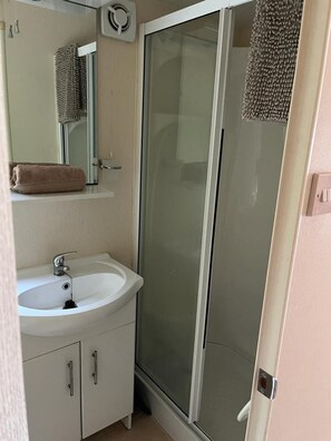 Chalé | Banheiro | Chuveiro, toalhas de banho