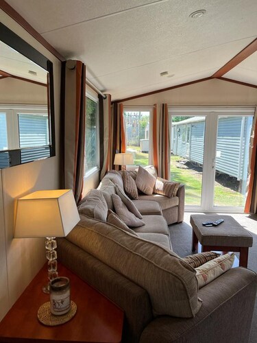 Spacious 2 bed Holiday Home Entertainment on Site