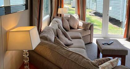 Spacious 2 bed Holiday Home Entertainment on Site