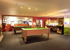 Chalet | Game room - Spacious 2 bed Holiday Home Entertainment on Site (New Romney)