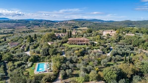 An aerial view of a countryside property with a large house surrounded by olive groves and a swimming pool area. - Villa Il Foramasso 10 2 (Casole d'Elsa)