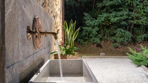 A stone wall with a brass faucet and a rectangular sink. - Ai Due Cuori 4 2 in Capannori (Capannori)