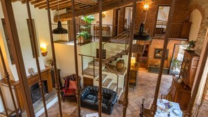 Un intérieur spacieux agrémenté d’un magnifique escalier, de meubles en cuir et d’un coin repas.
