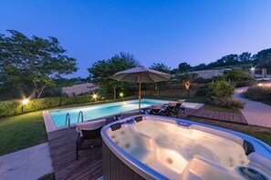 A backyard with a swimming pool, hot tub, and outdoor seating area. - Casale Rosy 6 2 in Offida (Offida)