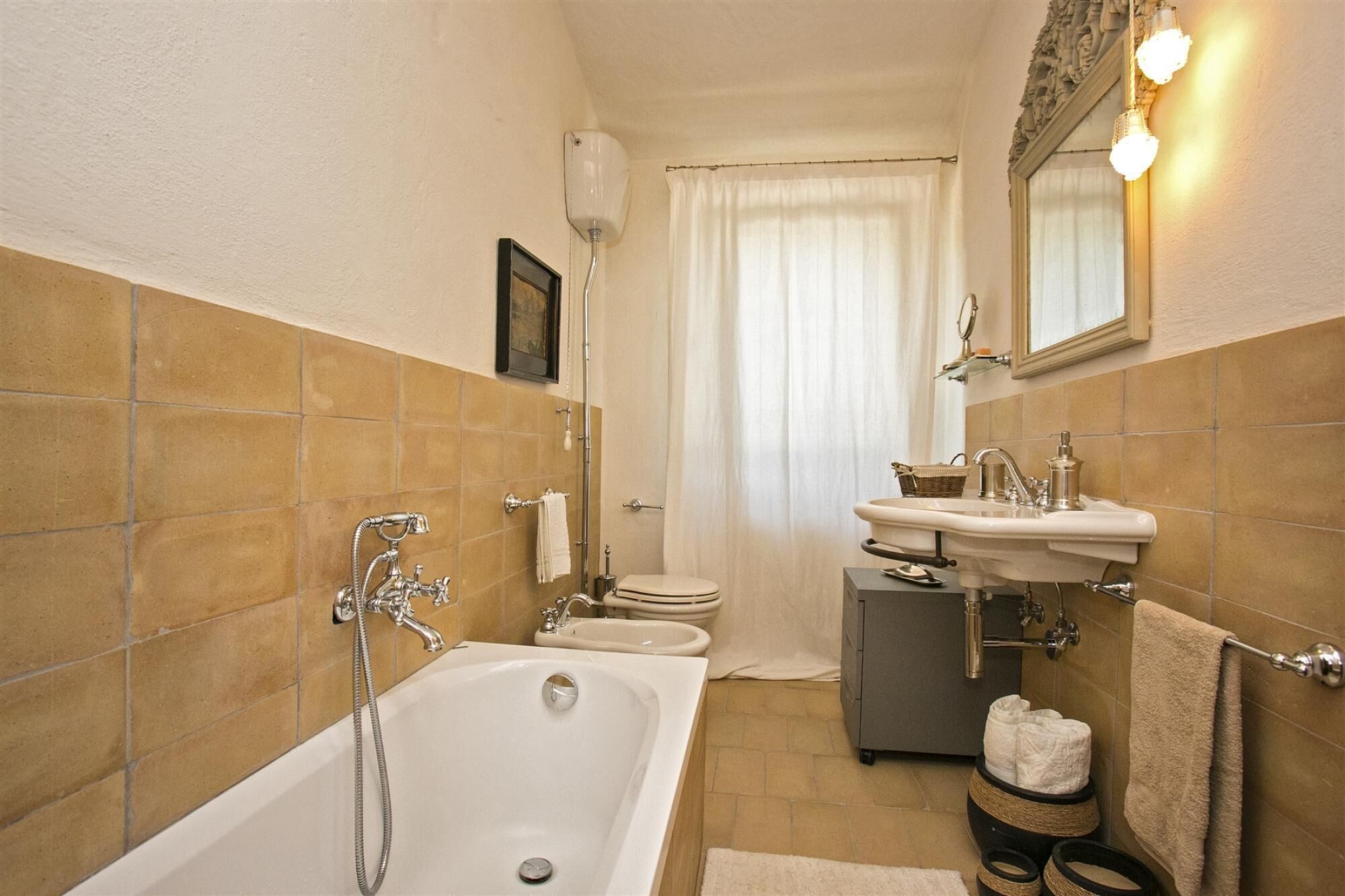 Un baño con bañera, inodoro y lavamanos.