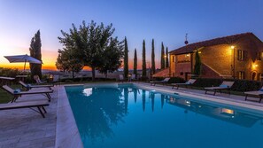 A swimming pool with lounge chairs and a sunset view. - Il Fitto 10 in Cortona (Cortona)