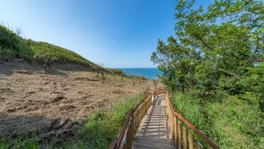 A wooden boardwalk leading to a beach with a clear view of the ocean. - Ripari Di Giobbe 6 2 (Ortona)