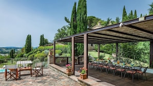 An outdoor patio with a pergola, seating, and a pool. - Il Borgo 16 in Assisi (Assisi)