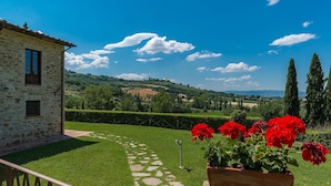 A stone building with a clear view of a lush green landscape and distant hills. - Il Borgo 16 in Assisi (Assisi)