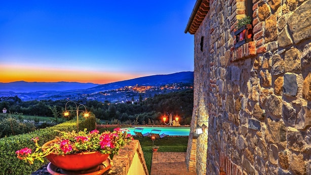 A stone building with a pool and potted flowers. - San Rocco 4 in Montecchio (Montecchio)