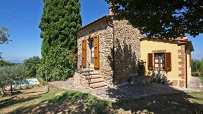 A stone house with a small porch and a window with shutters. - Monterzi 4 in San Giovanni d Asso (Montalcino)