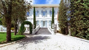 A grand building with a symmetrical facade, a central staircase, and a well-maintained garden. - Villa La Perla Bianca 10 (Empoli)