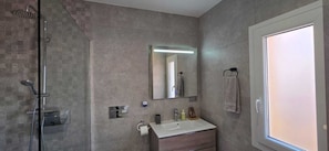 Douche, sèche-cheveux, serviettes fournies, papier toilette