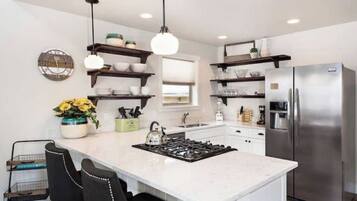 Refrigerador, microondas, horno y parrilla de estufa