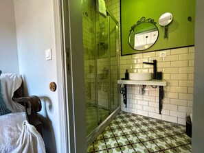Suite clásica | Baño | Regadera, regadera tipo lluvia, secadora de cabello, toallas 