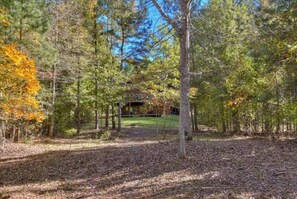 Property grounds - Log Home Clarks Hill Lake - close to the Masters. Great for family vacations. (Lincolnton)