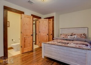 5 bedrooms, iron/ironing board, travel crib, free WiFi