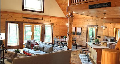Log Home Clarks Hill Lake - close to the Masters. Great for family vacations.