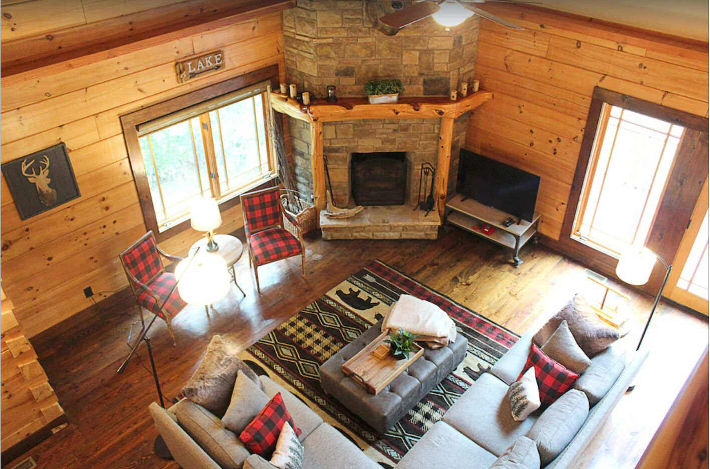 Smart TV, caminetto, tavolo da ping pong