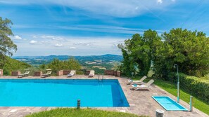 A swimming pool with lounge chairs and a view of the countryside. - L Alcova 8 2 in Sarteano (Sarteano)
