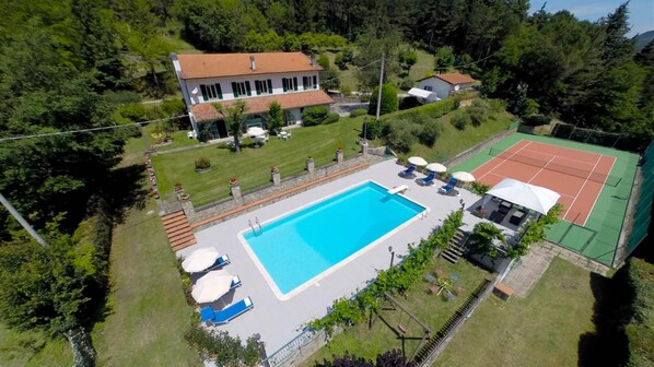 An aerial view of a property with a swimming pool, tennis court, and a large house with a garden. - La Villa Dina 12 in Modigliana (Modigliana)