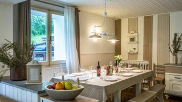 6 bedrooms, iron/ironing board