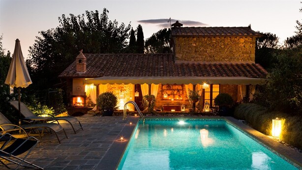 A stone house with a swimming pool, outdoor seating, and a fire pit. - La Capannina 2 2 in Camucia (Cortona)
