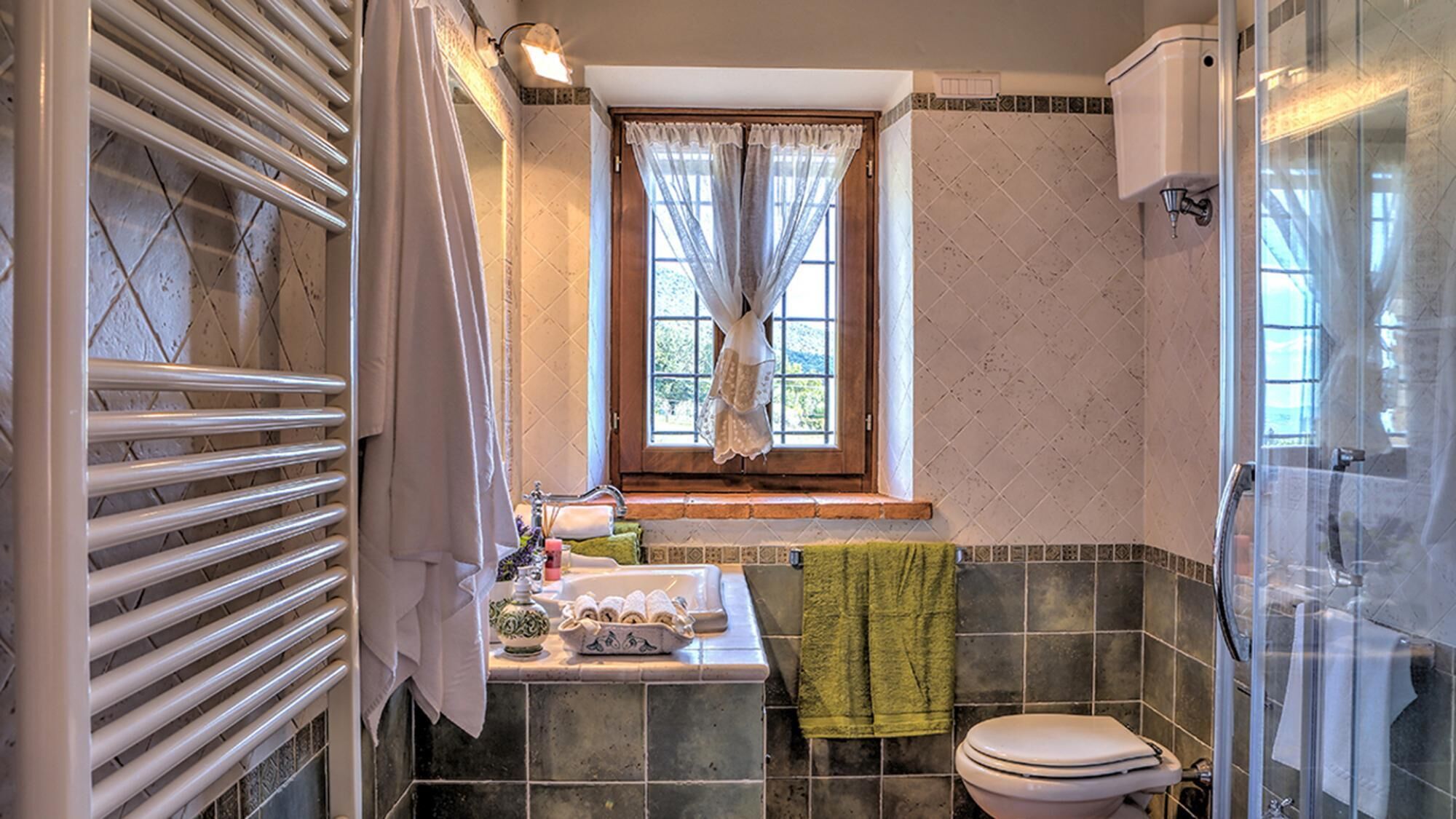 Un baño con bañera, lavamanos, inodoro y ducha.