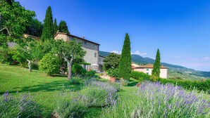 A stone villa with a garden, surrounded by trees and hills. - Villa Primo Sole 22 (Lucca)