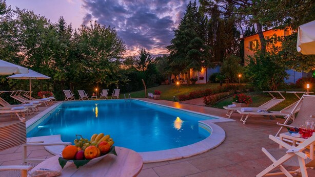 A swimming pool with lounge chairs and a fruit bowl. - Villa Leonardo 30 6 (Figline e Incisa Valdarno)