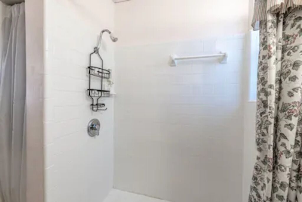 Douche, sèche-cheveux, serviettes fournies