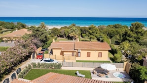 A Mediterranean-style villa with a pool, garden, and ocean view. - Villa Gea 8 in Costa Rei (Muravera)