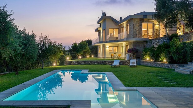 A modern two-story house with a swimming pool, stone exterior, and outdoor seating area. - Villa Scirocco 10 2 in Pieve Ligure (Pieve Ligure)
