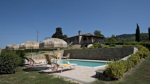 A stone house with a swimming pool, surrounded by a stone wall and lush greenery. - Pi-m126-vici0at - Peruccio 4 (Volterra)