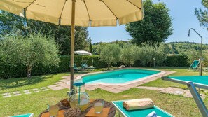 A backyard with a swimming pool, lounge chairs, and a table with drinks and snacks. - Fi-f398-albe0at - Villa Sorripa 6 (Montaione)