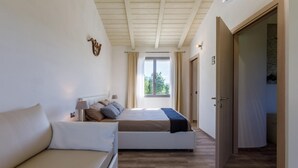 A bedroom with a bed, a bedside table, a lamp, and a window with curtains. - Fc-f139-mini0at - Villa Mia 6 (Mercato Saraceno)