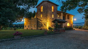A large stone building with multiple windows and a well-maintained lawn. - Ar-f628-mssa0at - Villa Pucci 12 (Monte San Savino)