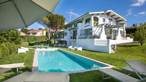 A large, modern house with a swimming pool, surrounded by well-maintained lawns and outdoor furniture. - Rn-h274-pini35at - Villa Sarah 10 2 (Riccione)