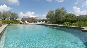 A clear swimming pool with lounge chairs and a pergola. - Villa Ninfeo 10 4 Emma Villas (Arezzo)