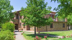 A stone building with a garden, a pathway, and a bench. - Pg-g601-voan6at - Villa Augusto 10 (Piegaro)