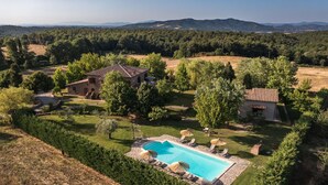 A villa with a swimming pool surrounded by lush greenery and a mountainous backdrop. - Pg-g601-voan6at - Villa Augusto 10 (Piegaro)