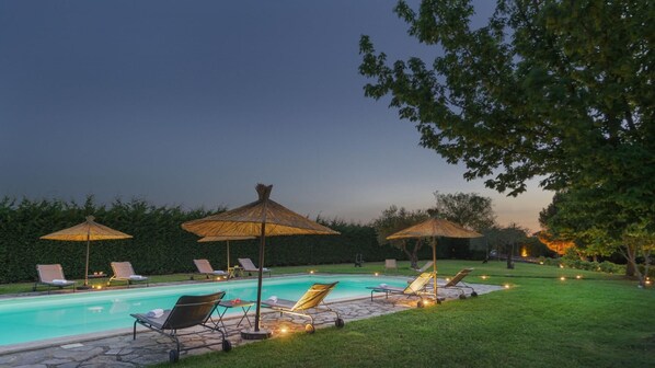 A swimming pool with lounge chairs and umbrellas, surrounded by a well-maintained lawn and trees. - Pg-g601-voan6at - Villa Augusto 10 (Piegaro)